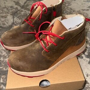 New in box UGG kids boots size US youth 6